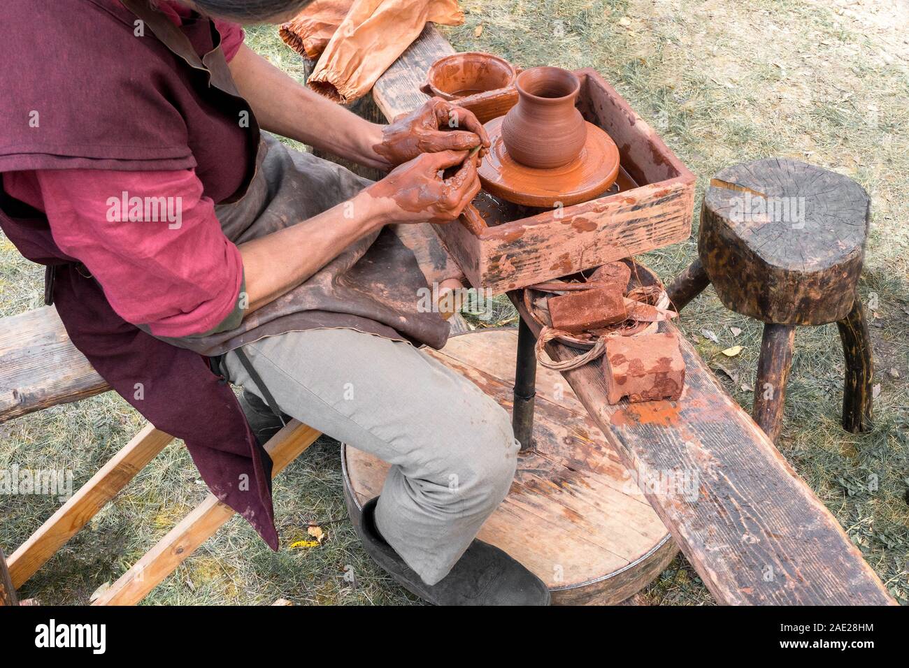 Tecnica di fabbricazione di ceramiche. Potter termina di lavorare sulla  brocca di argilla. Sul banco di