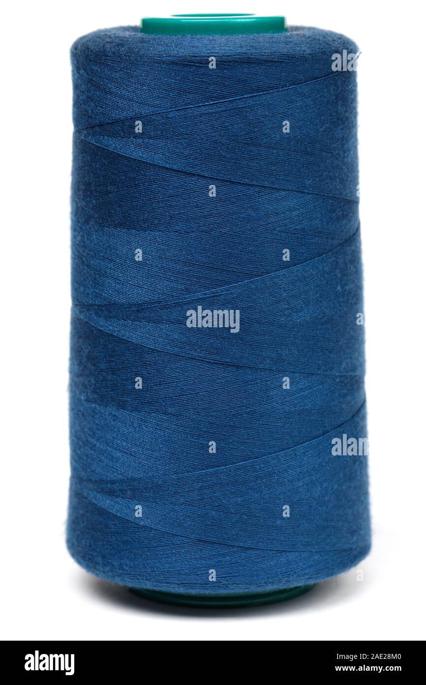 Lo stelo di blu sintetico o fili di cotone isolati su sfondo bianco. Bobina di filato utilizzando per la tessitura nella produzione tessile Foto Stock
