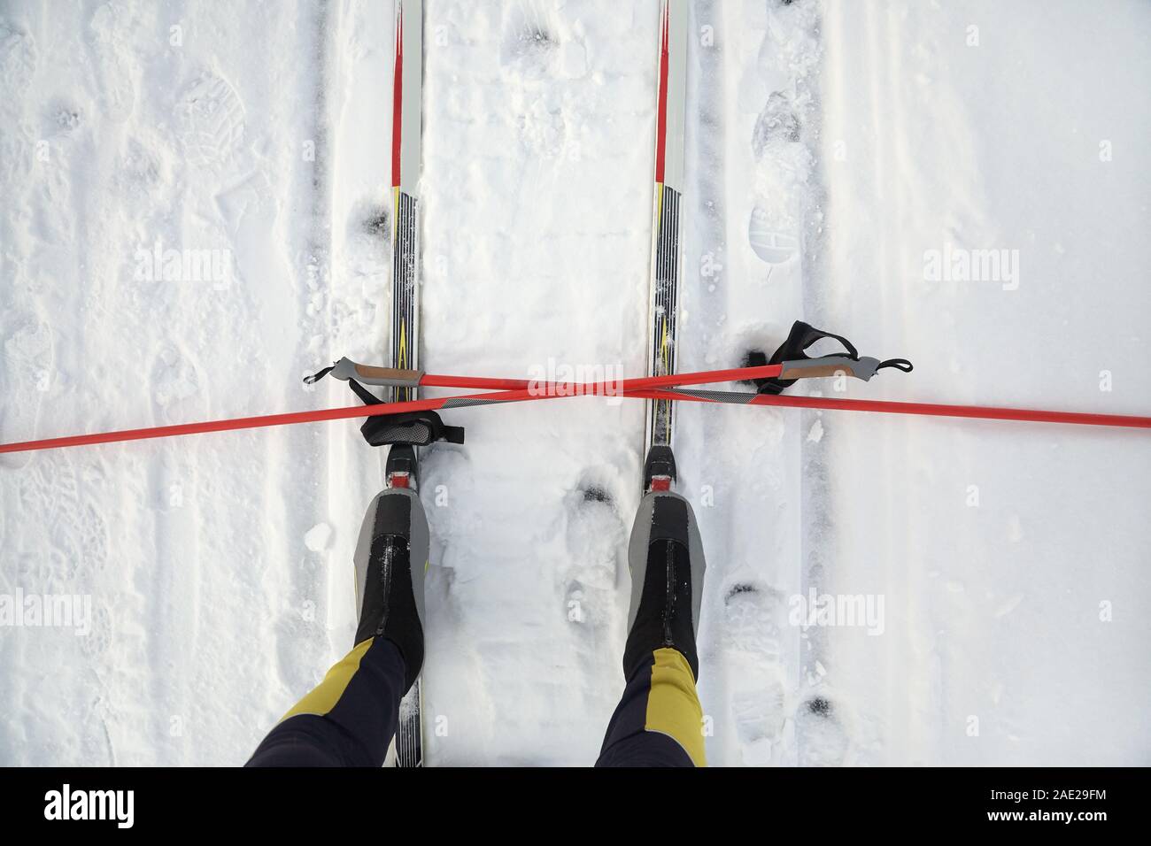 Scarponi e bastoncini su pista di sci e inverno sci di fondo attrezzatura Foto Stock