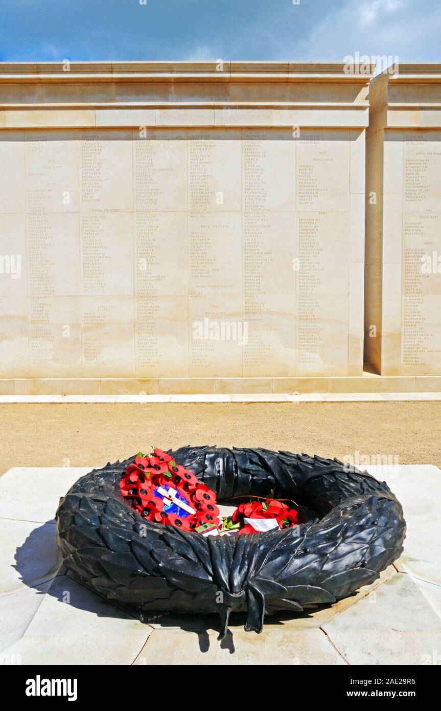 ALREWAS, Regno Unito - 21 Maggio 2014 - ghirlanda di papavero nel cerchio interno delle Forze Armate Memorial, National Memorial Arboretum, Alrewas, Staffordshire, Regno Unito, M Foto Stock