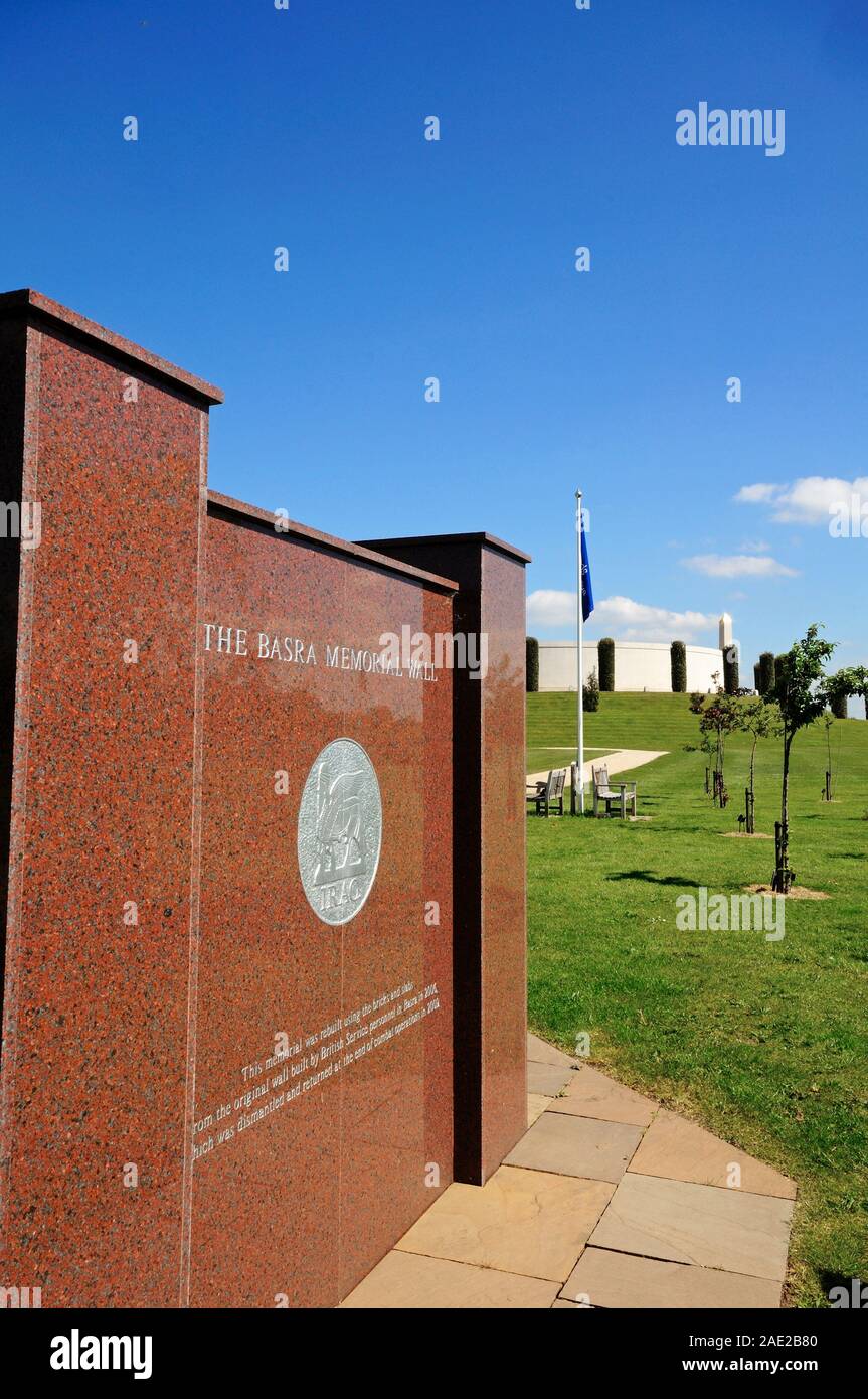 Il Bassora Memorial Wall, National Memorial Arboretum, Alrewas, Staffordshire, Regno Unito. Foto Stock