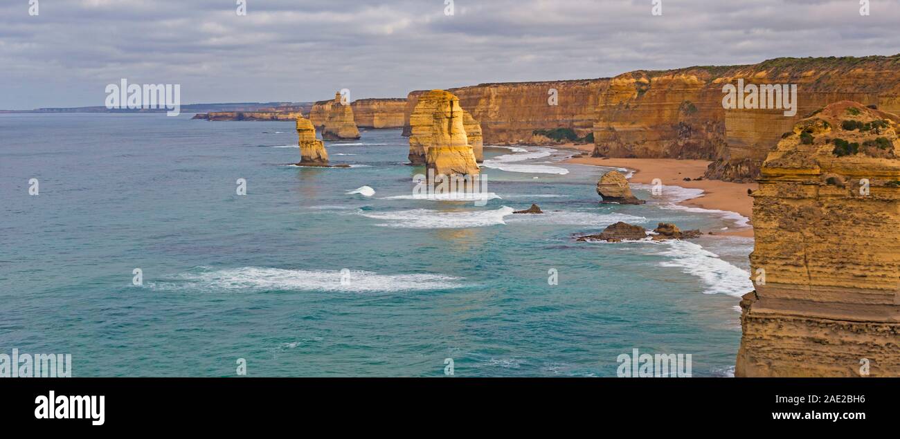 I dodici apostoli, vicino a Port Campbell nel Parco Nazionale di Port Campbell, Great Ocean Road, Victoria, Australia. Gli apostoli sono pile di calcare Foto Stock