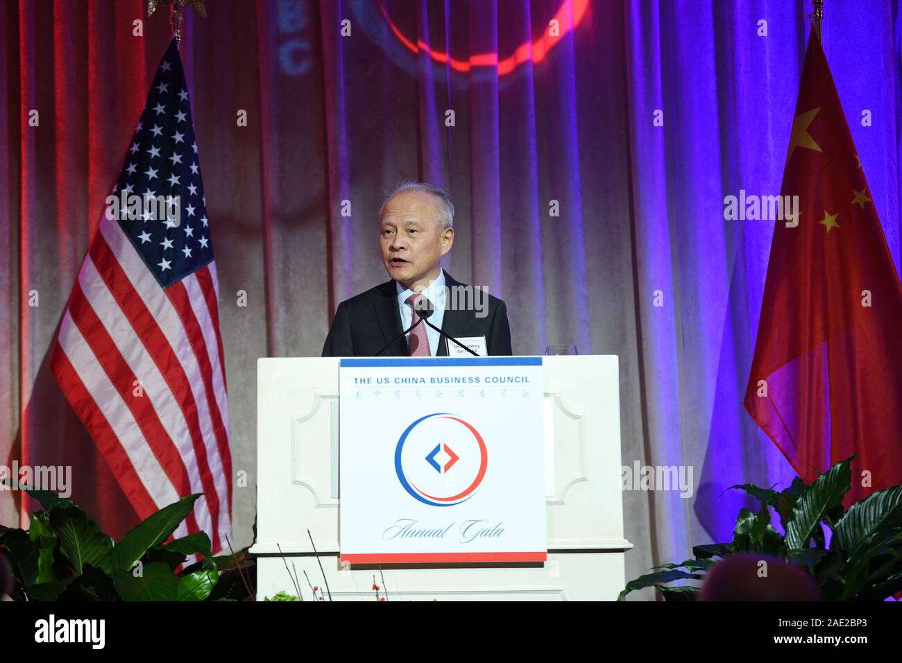 Washington DC, Stati Uniti d'America. 4° dic, 2019. Ambasciatore cinese negli Stati Uniti cui Tiankai parla a una cena di gala DETENUTE DAGLI STATI UNITI-China Business Council in Washington, DC, Stati Uniti il 4 dicembre 2019. Prendendo atto del fatto che la Cina-delle relazioni con gli Stati Uniti sono a 'critical crossroads", cui ha detto che ci deve essere di avviso che alcune forze distruttive sono approfittando dei continui attriti commerciali.' Credit: Liu Jie/Xinhua/Alamy Live News Foto Stock