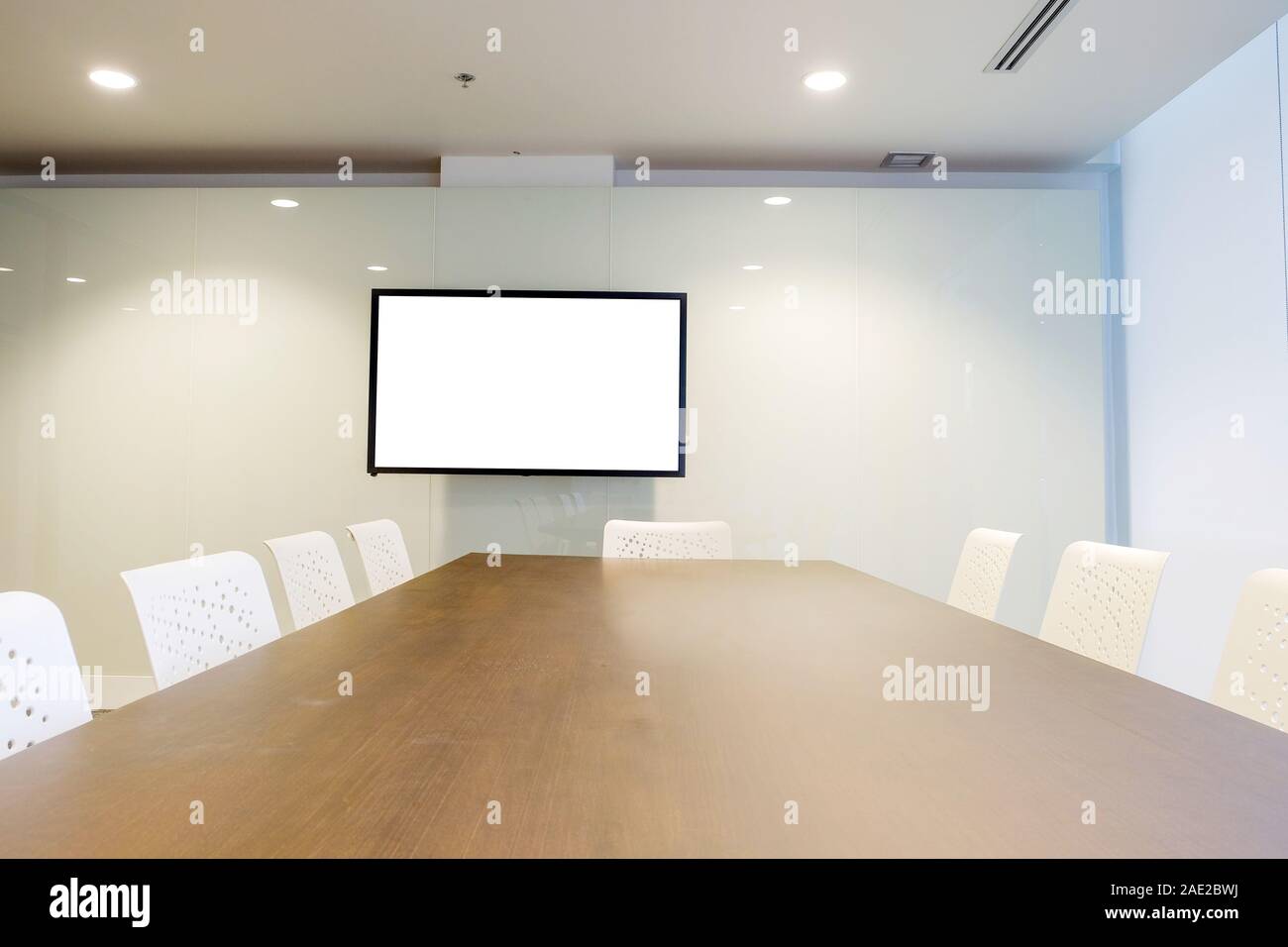 All'interno della stanza media con un lungo tavolo, sedia moderna e blank TV LCD utilizzato per conferenze e riunioni Foto Stock
