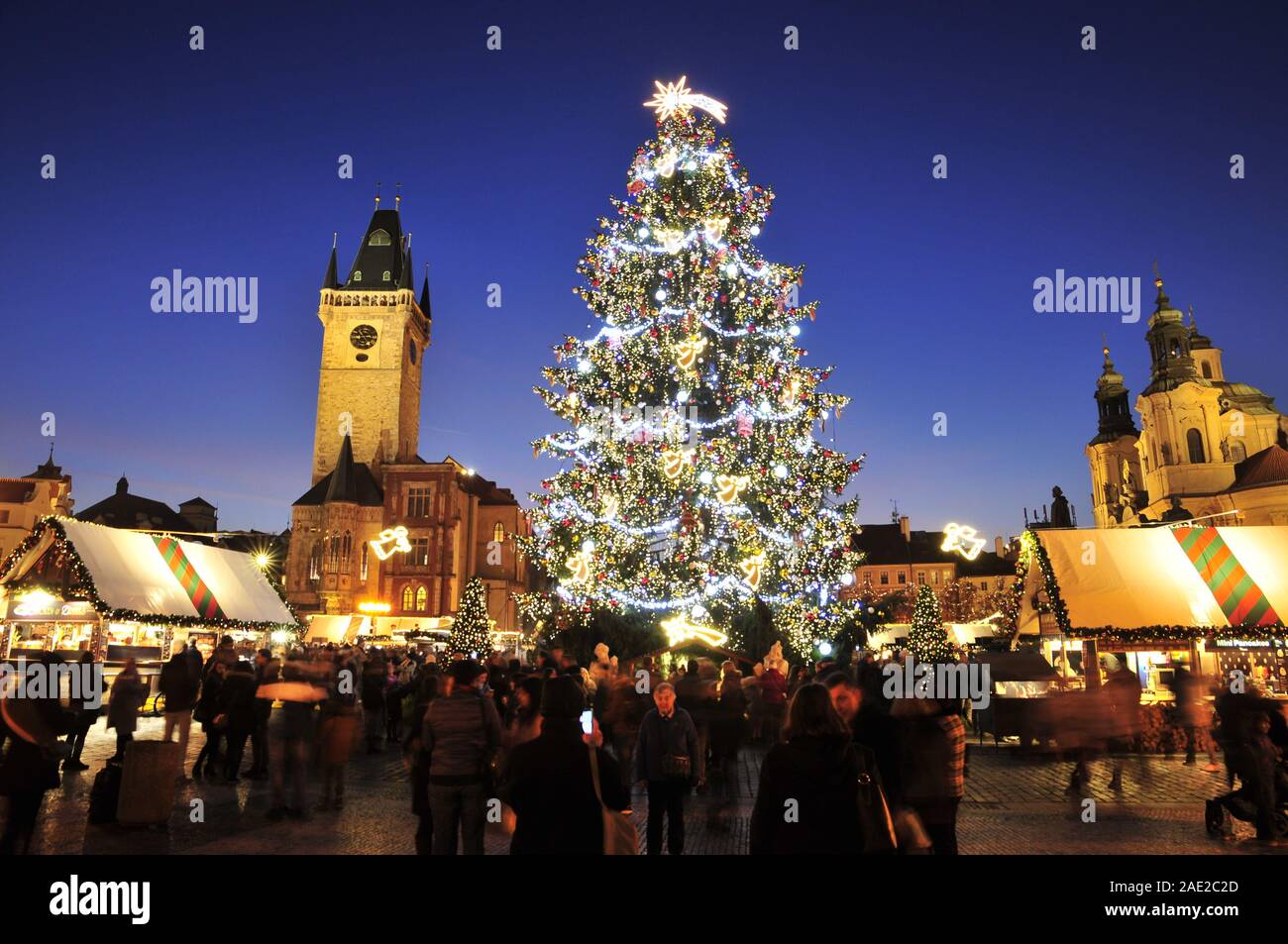 Il mercato di Natale e albero a Piazza della Città Vecchia di Praga, Repubblica Ceca, mercoledì 4 dicembre 2019. (CTK foto/Martin Hurin) Foto Stock