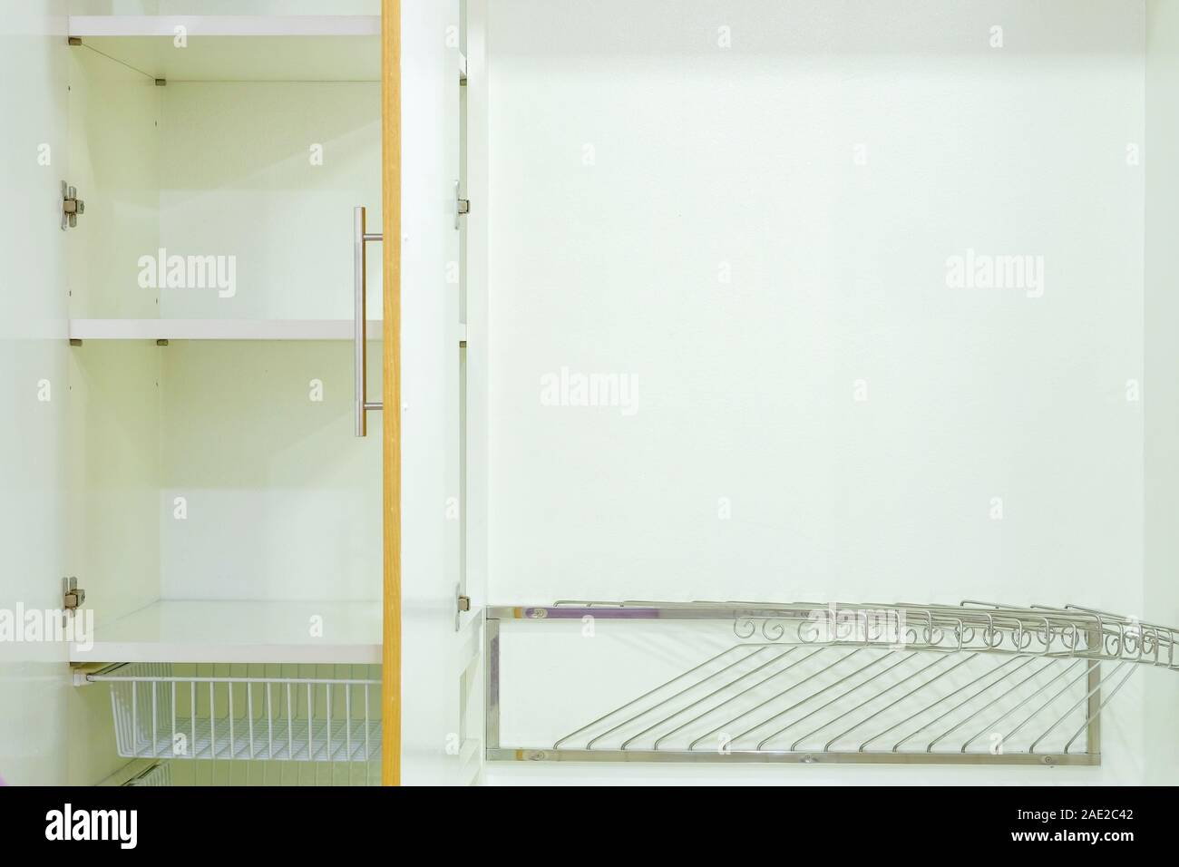 Close-up interno un legno moderno guardaroba, che consiste di ripiani, rampa di ferro e acciaio appendiabiti, interna per la casa moderna e arredamento Foto Stock