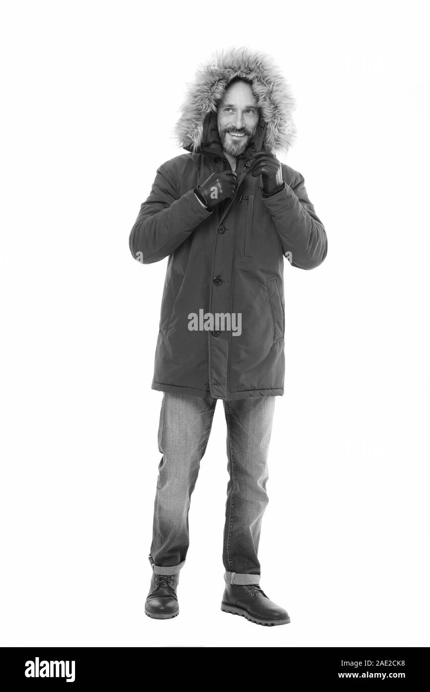 Stare caldi in inverno. Uomo Barbuto in inverno la moda. Uomo maturo in cappotto con cappuccio isolato su bianco. Modello adulto godetevi lo stile d'inverno. Accogliente winter vestito. Foto Stock