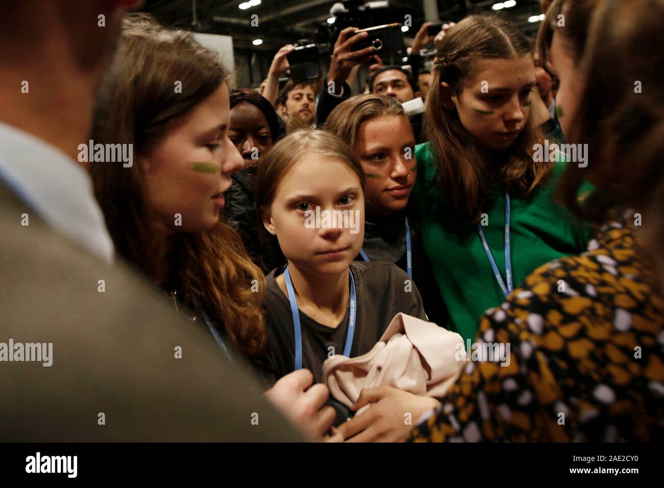 Madrid, Spagna. 6 dicembre 2019. . Greta Thunberg arrivando al cop 25 Cile a Madrid, Spagna. Centinaia di persone accolgono il suo, e decine di giornalisti swirl intorno a lei per ottenere un'immagine. Credito: dpa picture alliance/Alamy Live News Foto Stock