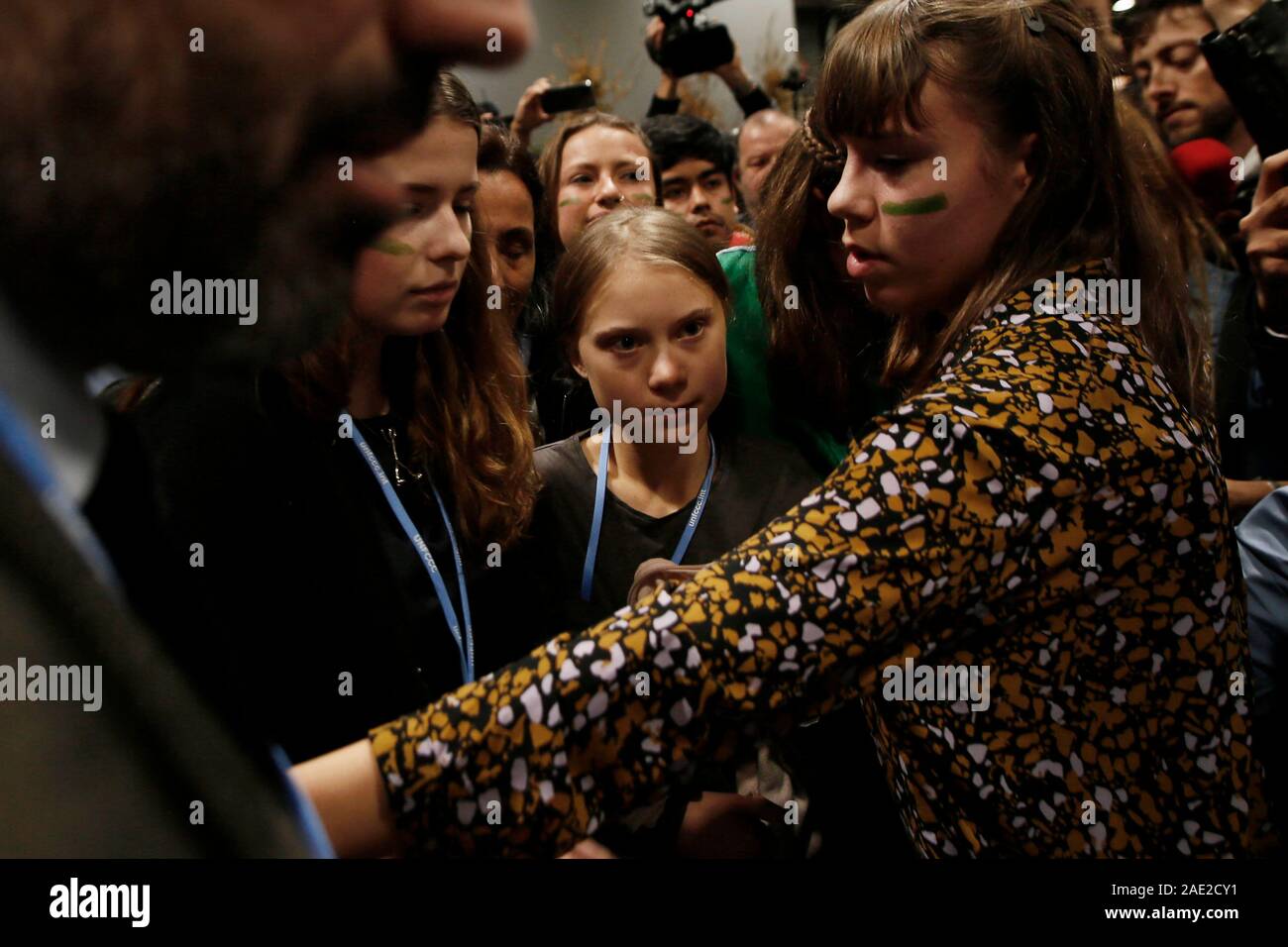 Madrid, Spagna. 6 dicembre 2019. . Greta Thunberg arrivando al cop 25 Cile a Madrid, Spagna. Centinaia di persone accolgono il suo, e decine di giornalisti swirl intorno a lei per ottenere un'immagine. Credito: dpa picture alliance/Alamy Live News Foto Stock