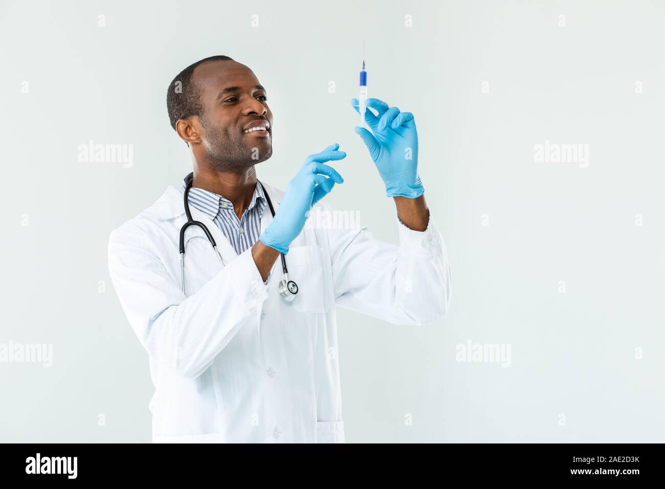 Vita positiva di un medico facendo una vaccinazione Foto Stock