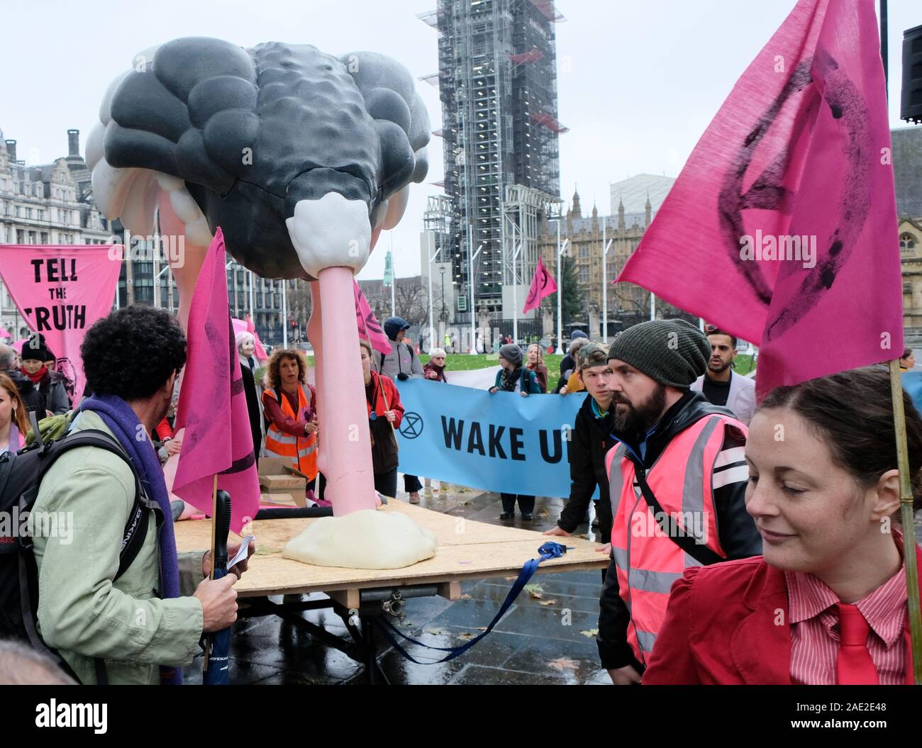 La piazza del Parlamento, Londra, Regno Unito. Il 6 dicembre 2019. La Ribellione di estinzione il cambiamento climatico manifestanti fase 'Operazione grosso uccello' in Westminster. Credito: Matteo Chattle/Alamy Live News Foto Stock