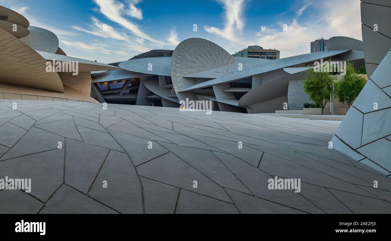 Museo Nazionale del Qatar (rosa del deserto) In Doha Qatar esterno luce del giorno con nuvole nel cielo Foto Stock