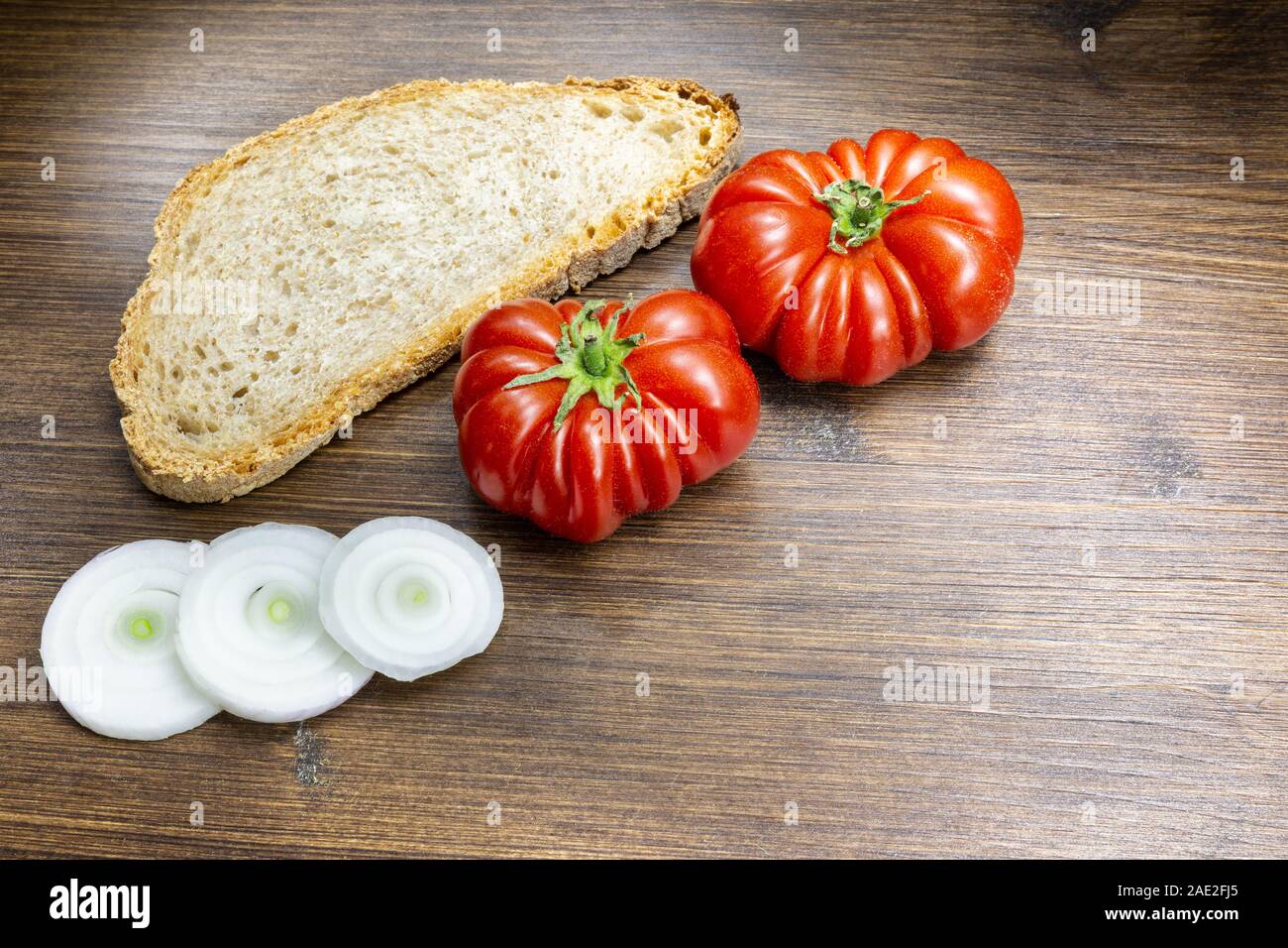 Un classico e sana combinazione, pane, pomodoro e cipolla sono una parte fondamentale della dieta mediterranea. Foto Stock