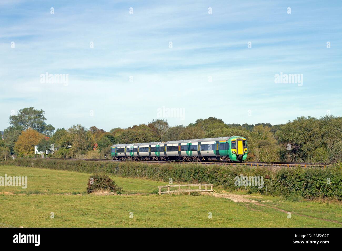Una classe 377 electric multiple del numero di unità di lavoro 377432 un servizio meridionale vicino a Arundel sul Mid Sussex Linea nella valle di Arun. Foto Stock