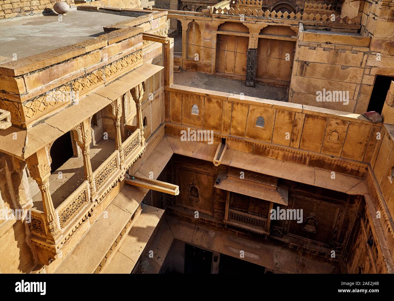 Architettura del vecchio Haveli vista dal tetto in Jaisalmer, Rajasthan, India Foto Stock