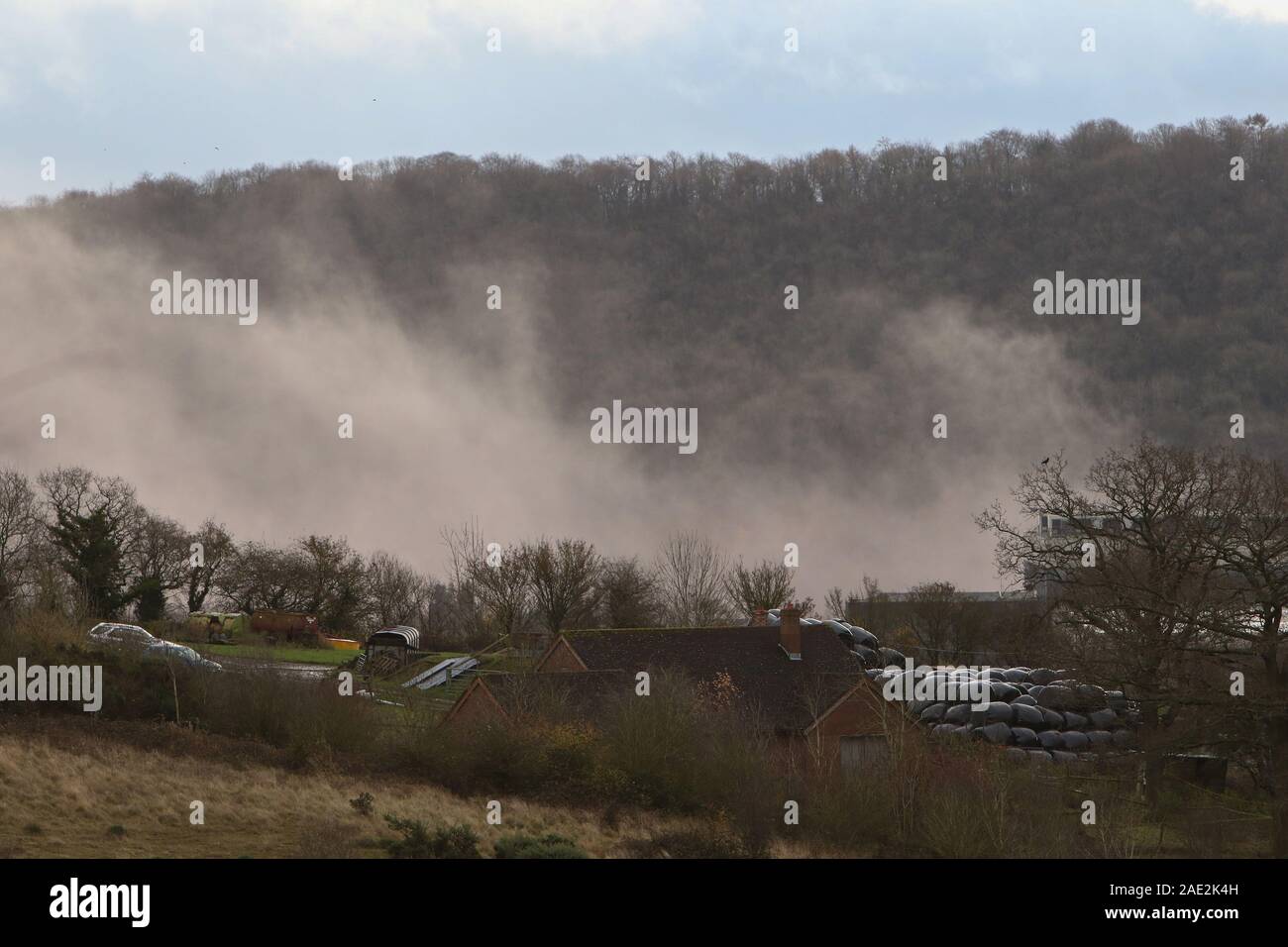 Ironbridge, UK. 6 Dic 2019. Demolizione controllata di quattro torri di raffreddamento a Ironbridge B Power Station. Costruito negli anni sessanta e si sedette nella valle lungo il fiume Severn le quattro torri di raffreddamento aveva un pigmento rosso aggiunto durante la fase di costruzione per fondersi con il colore del suolo locale. La stazione di potenza ha cessato la produzione di potenza nel novembre 2015 con la demolizione delle quattro torri di raffreddamento il 6 dicembre 2019. Credito: Paolo mazzetto/Alamy Live News Foto Stock