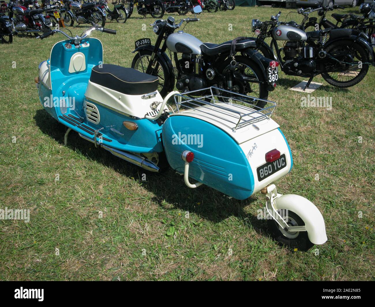 Un ceco o cecoslovacco Cezeta scooter (con un rimorchio) dall'inizio degli anni sessanta. Foto Stock