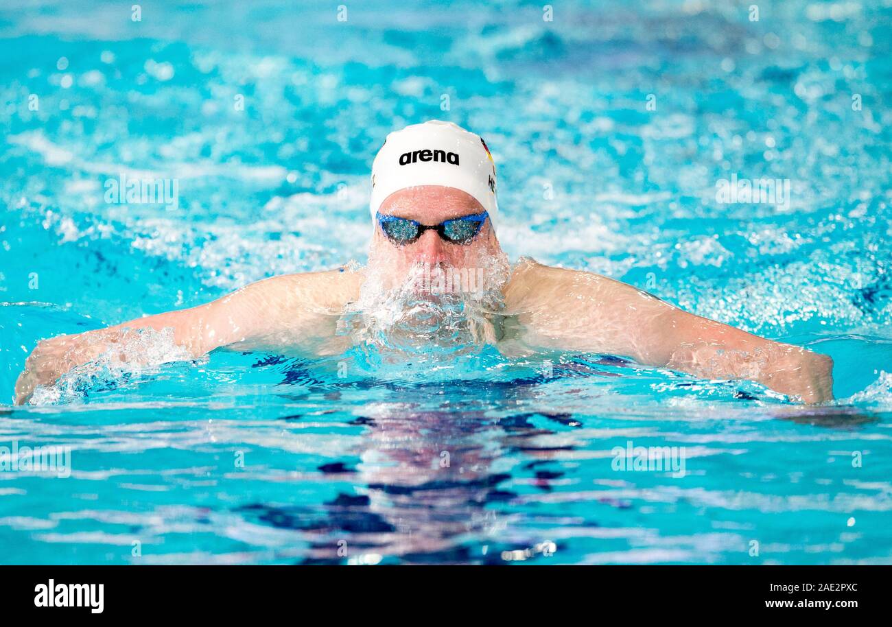 La Germania Philip Heintz a competere in Uomini 200m singoli Medley riscalda durante il giorno tre del Parlamento breve corso di nuoto campionati a Tollcross International centro nuoto, Glasgow. Foto Stock