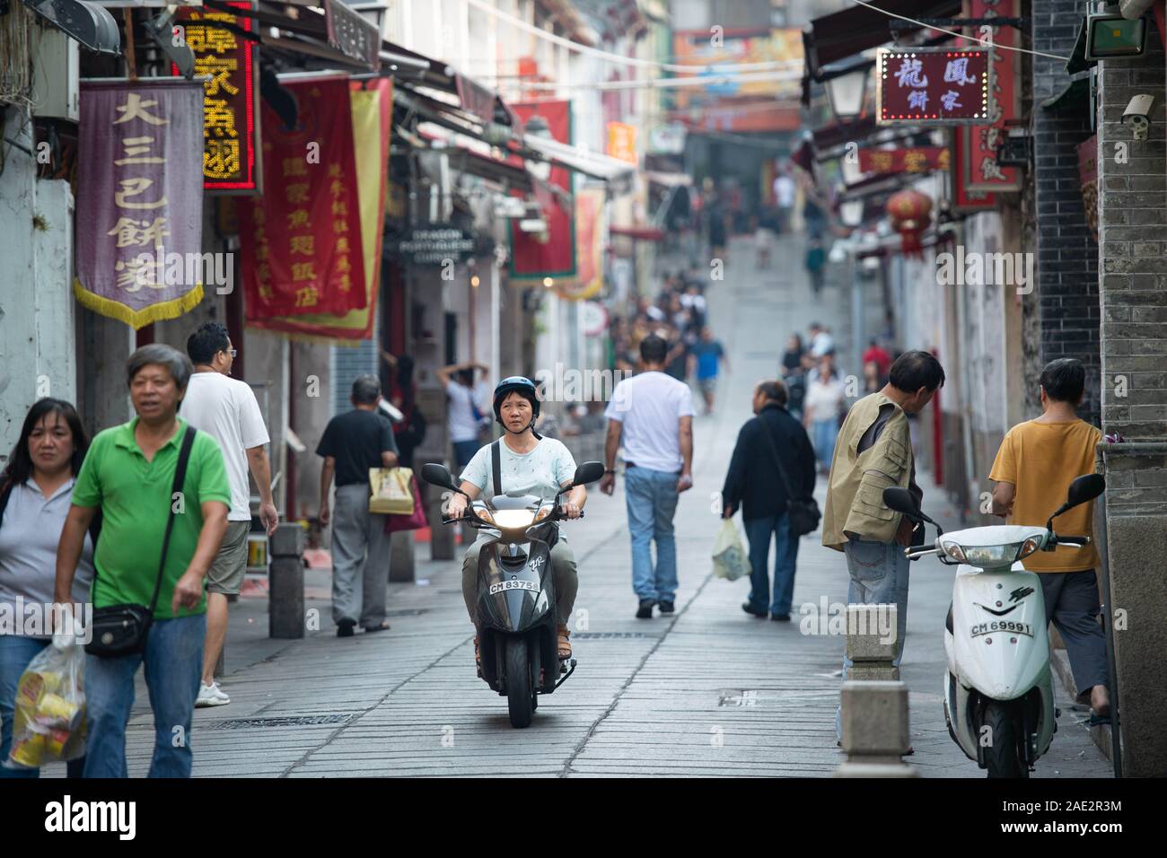 Macao, Cina. Xviii Nov, 2019. La gente a piedi lungo la Rua da Felicidade a Macao, Cina del sud, nov. 18, 2019. Credito: Cheong Kam Ka/Xinhua/Alamy Live News Foto Stock