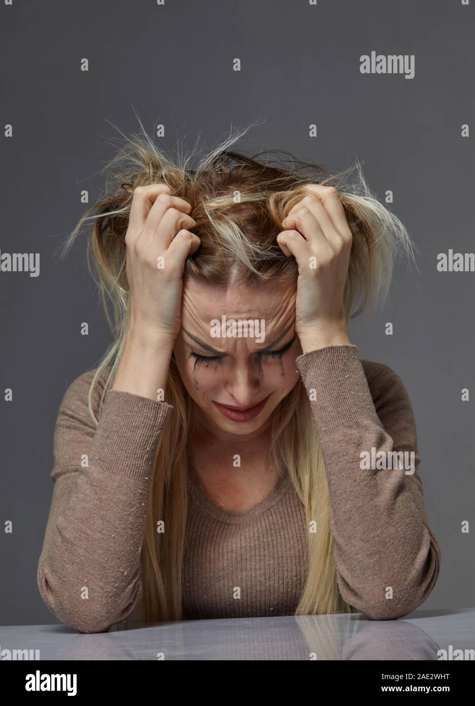 Donna che soffrono di stress o mal di testa mentre viene offeso dal dolore, Foto Stock