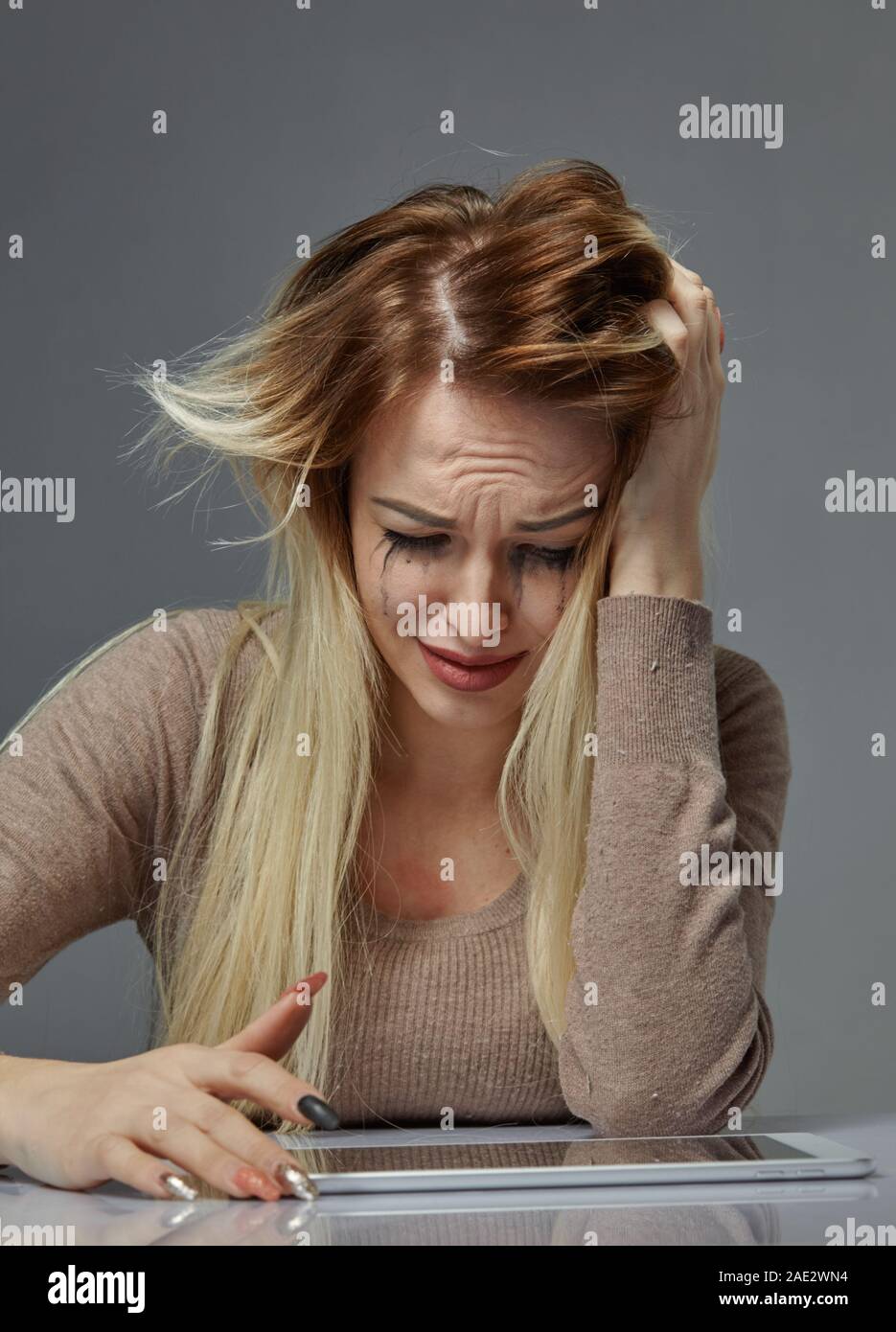 Donna che soffrono di stress o mal di testa mentre viene offeso dal dolore, Foto Stock