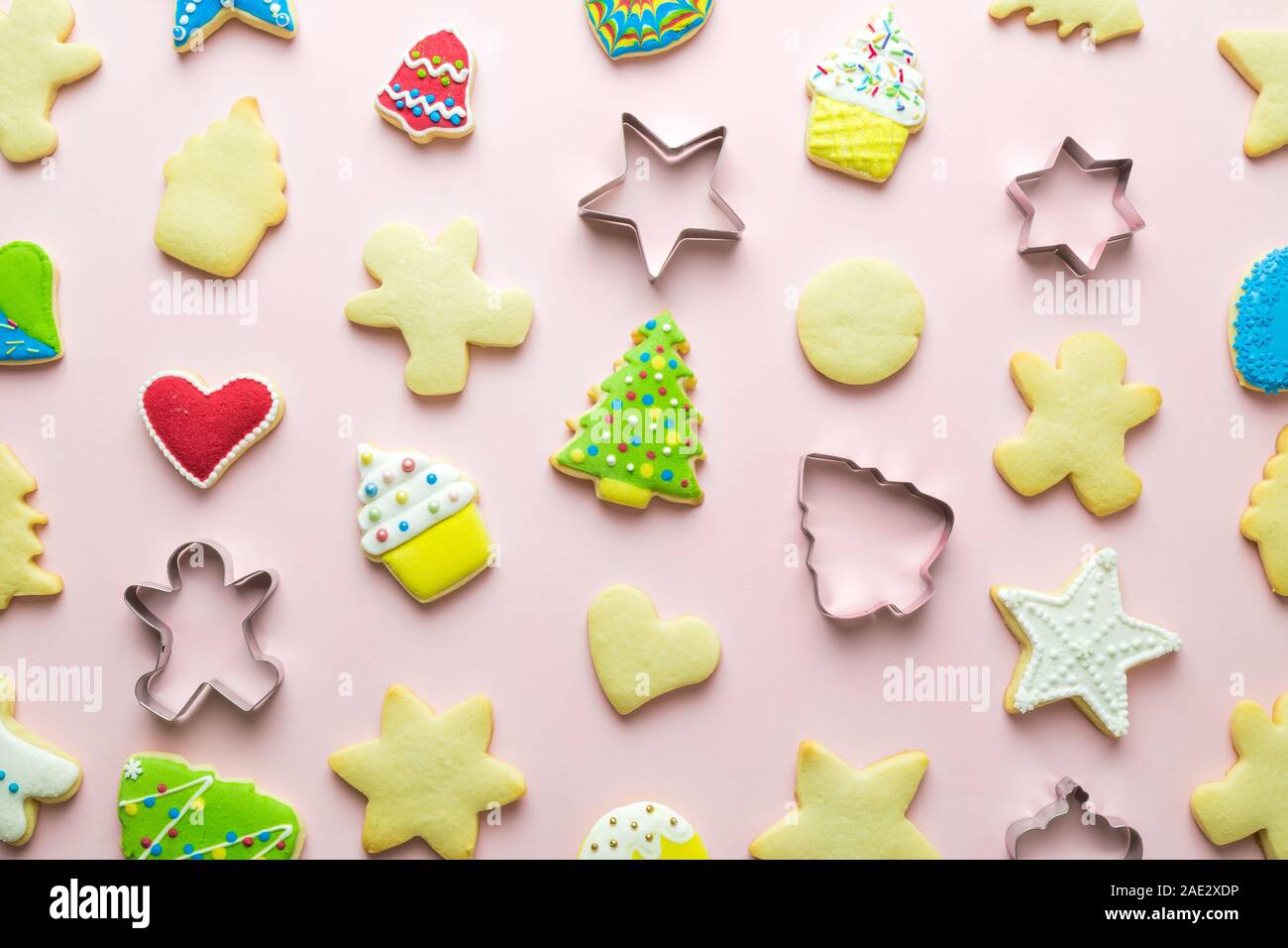 Lay piatto biscotti di Natale pattern sul rosa pastello sfondo vacanza minimo concetto creativo. Foto Stock