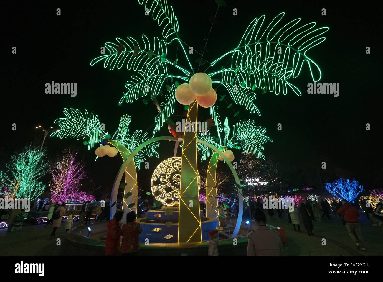 Pechino, Cina. 6 dicembre, 2019. Pechino CINA-la cerimonia di apertura del Porto Azzurro light festival di Pechino ha tenuto.Quest'anno la festa delle lanterne inizierà il 6 dicembre e durerà fino al mese di febbraio 16, 2020, illuminazione a Pechino il cielo notturno per 73 giorni in una fila. E questa festa delle lanterne dispositivo JamesGlancyDesign invitati (JGD), un famoso British organizzazione creativa, di design. Il tema di quest anno è theÃ¢â'¬Å" rainforestÃ¢â'¬Â, che porta colorate mongolfiere, volare farfalle e pappagalli tropicali, palme da cocco e così via in Porto Azzurro. (Credito Immagine: © SIPA Asia vi Foto Stock