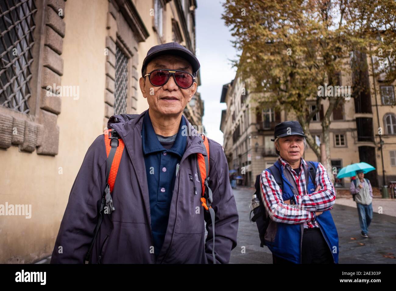 LUCCA, Italia - 24 novembre 2019: sconosciuto turisti in Piazza Napoleone, comunemente denominata Piazza Grande è la piazza principale della città di Lucca Foto Stock