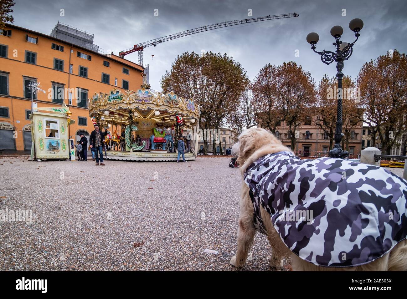 LUCCA, Italia - 24 NOVEMBRE 2019: gli sconosciuti e la giostra per bambini in Piazza Napoleone, comunemente denominata Piazza Grande, è il principale squ Foto Stock