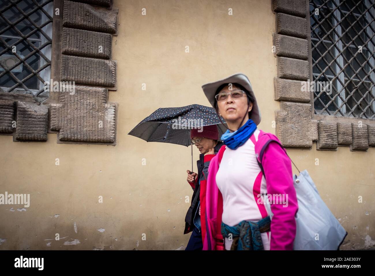LUCCA, Italia - 24 novembre 2019: sconosciuto turisti in Piazza Napoleone, comunemente denominata Piazza Grande è la piazza principale della città di Lucca Foto Stock
