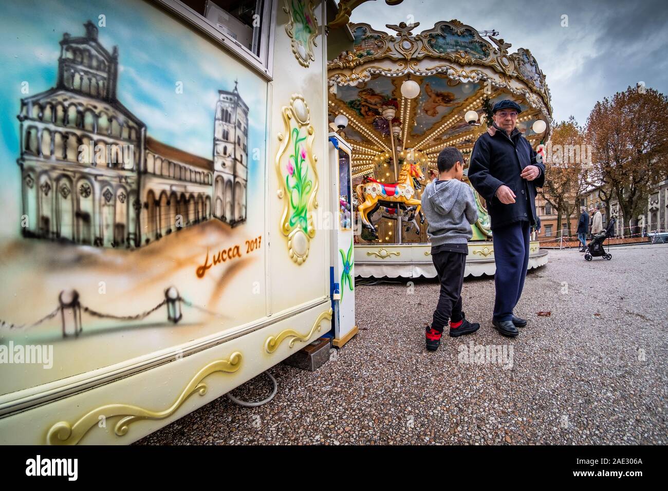 LUCCA, Italia - 24 NOVEMBRE 2019: gli sconosciuti e la giostra per bambini in Piazza Napoleone, comunemente denominata Piazza Grande, è il principale squ Foto Stock