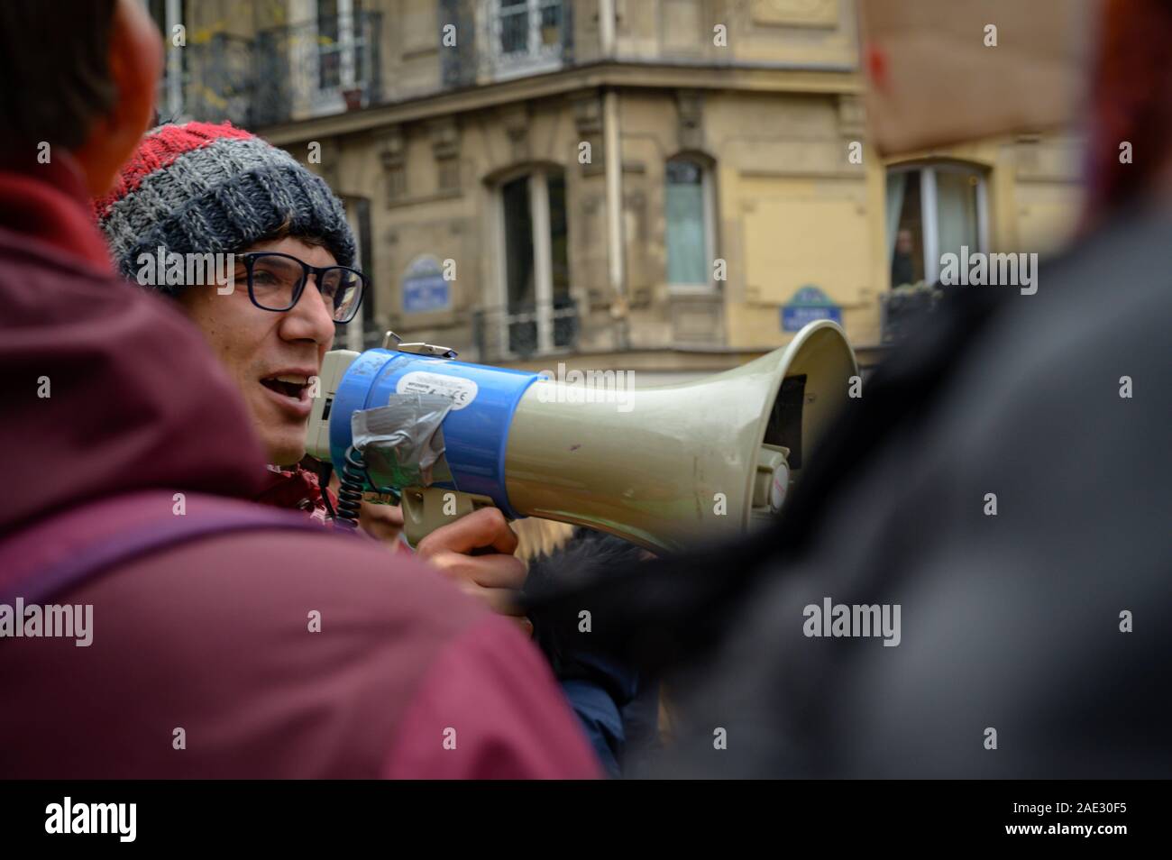 Parigi, Francia, 05 Dicembre 2019 : un protestor utilizzando un megafono durante un 'Gilets Jaunes' (giallo gilet) protesta. Foto Stock