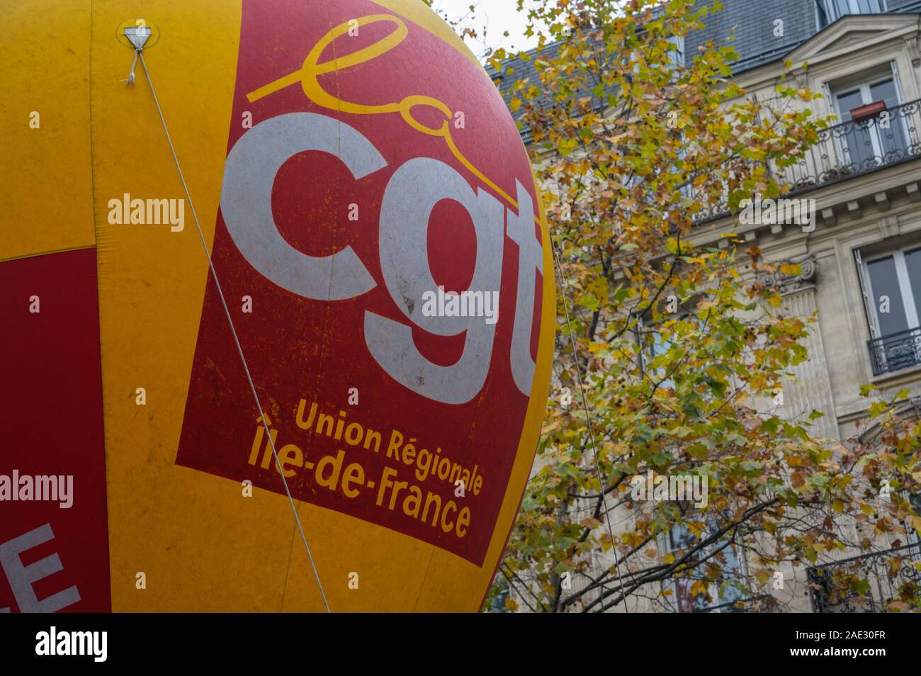 Parigi, Francia, 05 Dicembre 2019 : un CGT (a lavoratori francesi unione) palloncino durante un 'Gilets Jaunes' (giallo gilet) protesta. Foto Stock