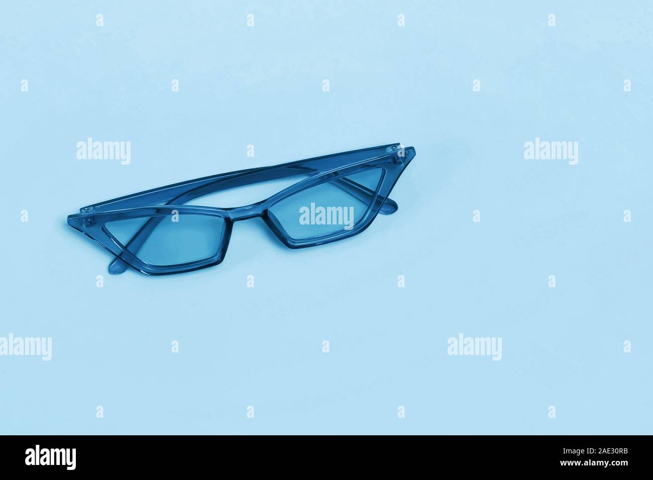 Occhiali da sole elegante isolato sull'azzurro del colore di sfondo. Foto Stock