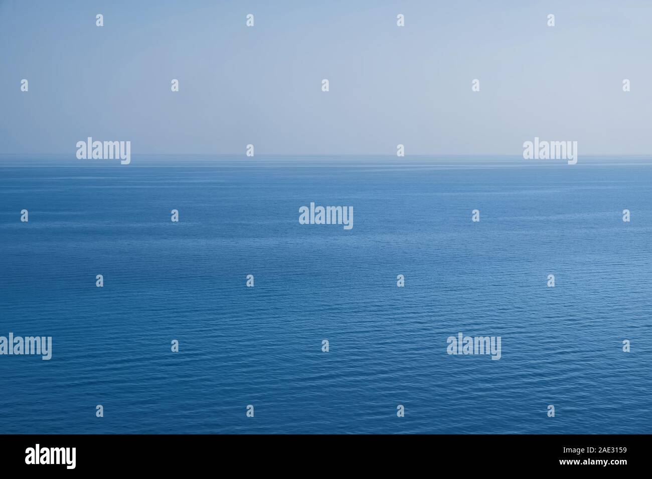 Calma il mare aperto paesaggio. Natura sfondo nel quartiere alla moda di colore blu. Foto Stock
