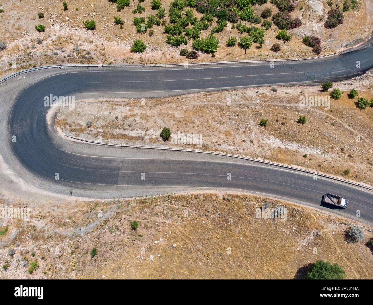 Vista aerea di Kahta Sincik Road vicino al villaggio di Taslica, Distretto di Kahta Adiyaman, Provincia, Turchia. Strade tortuose circondati dalla natura Foto Stock