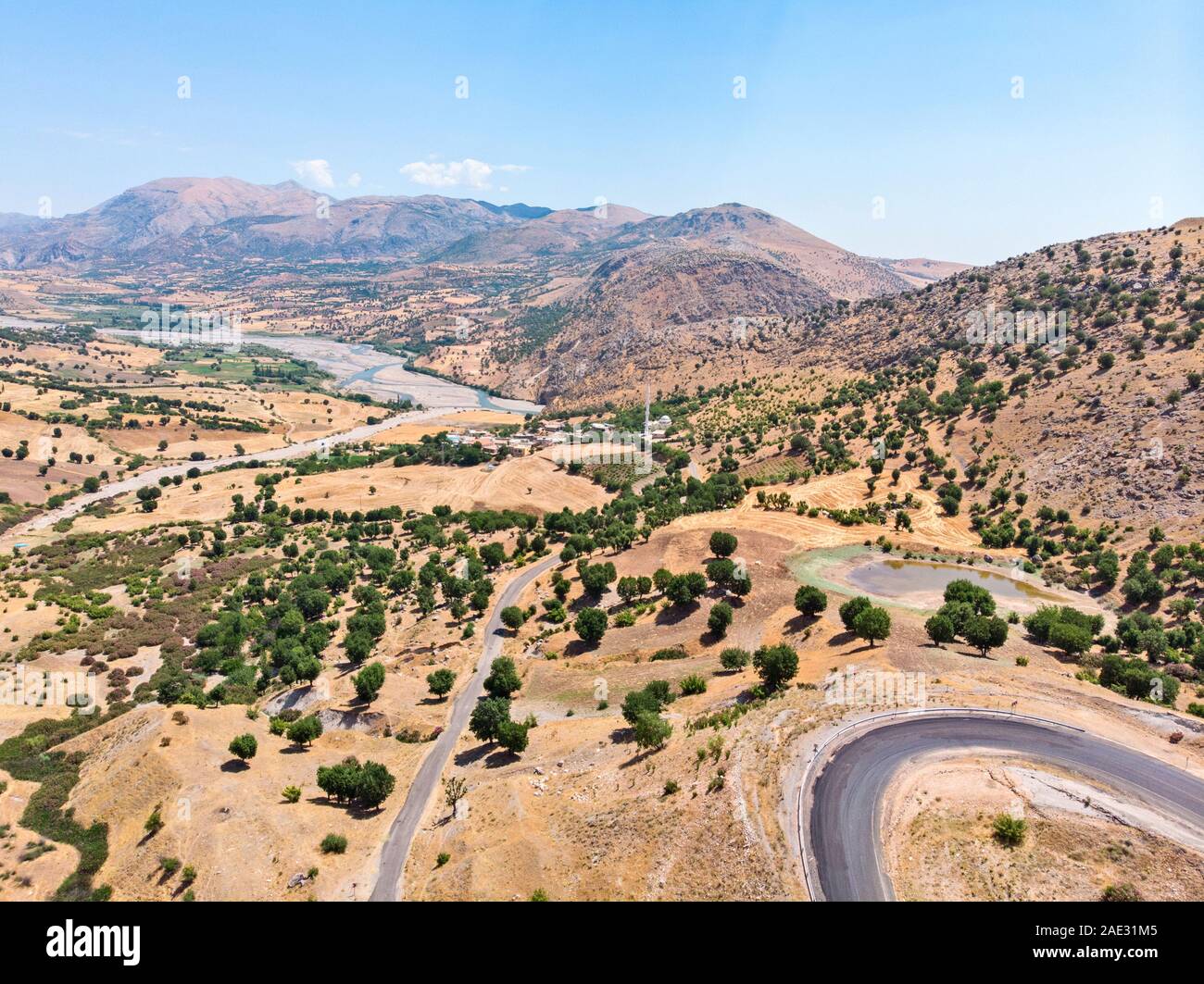 Vista aerea di Kahta Sincik Road vicino al villaggio di Taslica, Distretto di Kahta Adiyaman, Provincia, Turchia. Strade tortuose circondati dalla natura Foto Stock