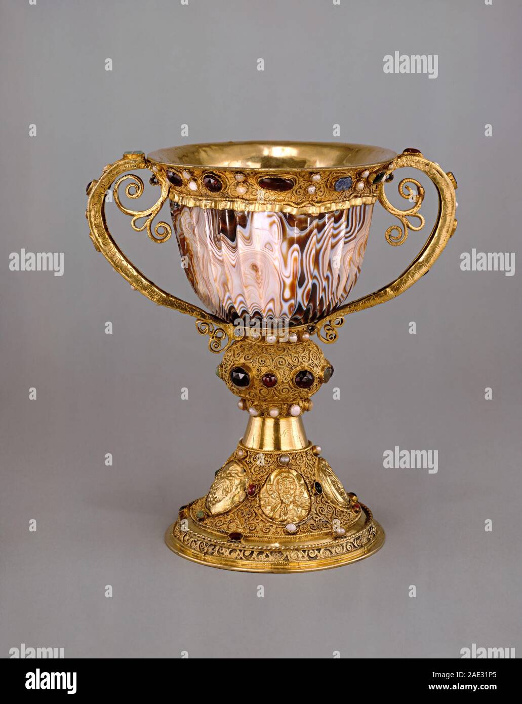 Il Calice dell'abate Suger di Saint-Denis combina un'antica coppa di sardonyx scolpita ad Alessandria nel II-i secolo a.C. con una montatura in argento riccamente dorato aggiunta tra il 1137 e il 1140 a Saint-Denis in Francia. Il supporto è caratterizzato da delicati lavori in filigrana con pietre, perle e inserti in vetro. Il calice ha un uso storico nelle cerimonie liturgiche e riflette una miscela di artigianato classico e medievale. nga.gov+2Google Arte e Cultura + 2 Foto Stock