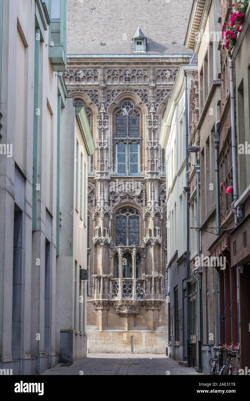 Bella e antica architettura ben conservata per questa giornata nella città di scendete, la capitale e la città più grande della provincia delle Fiandre Orientali Foto Stock