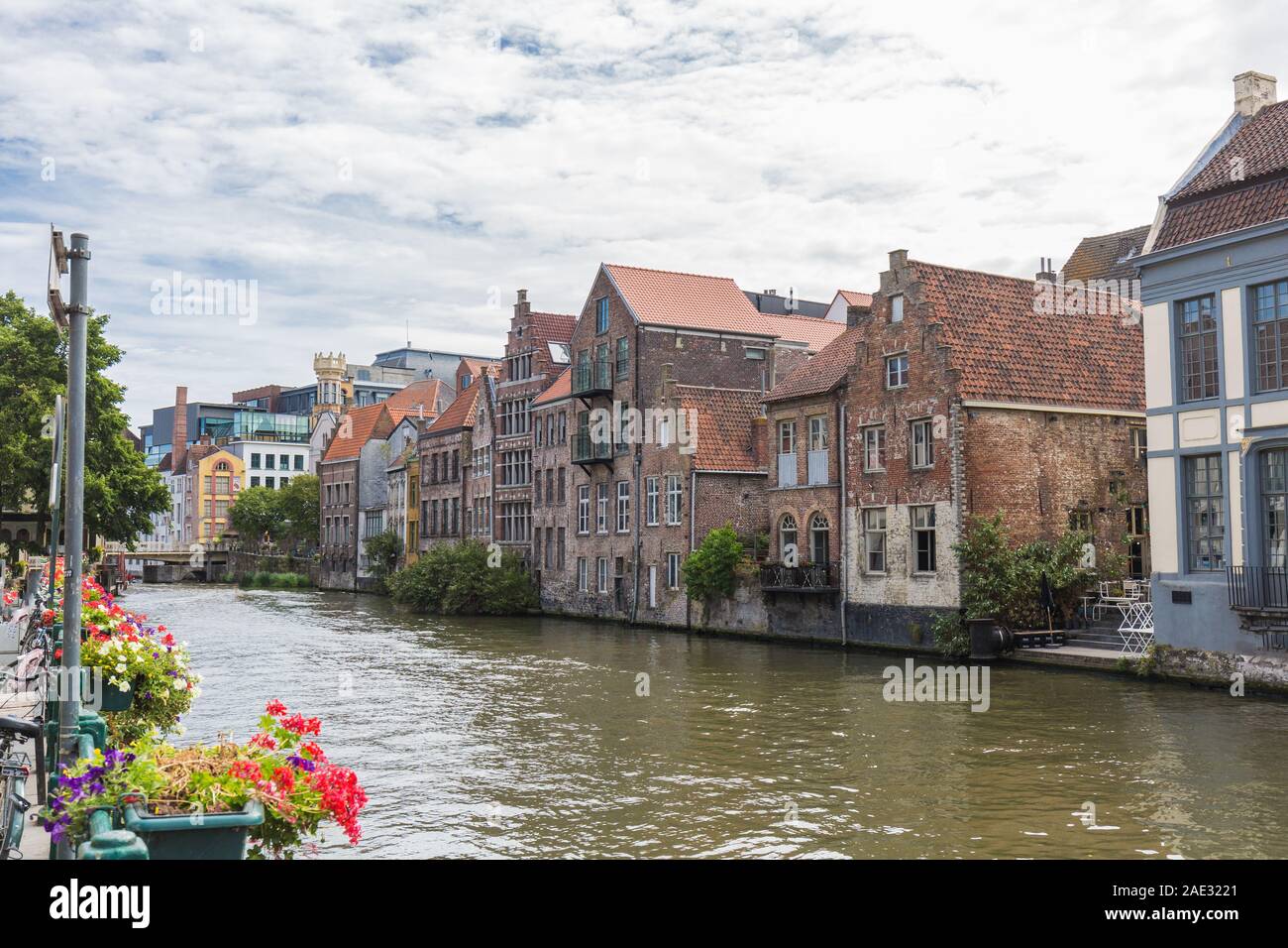 Bella e antica architettura ben conservata per questa giornata nella città di scendete, la capitale e la città più grande della provincia delle Fiandre Orientali Foto Stock