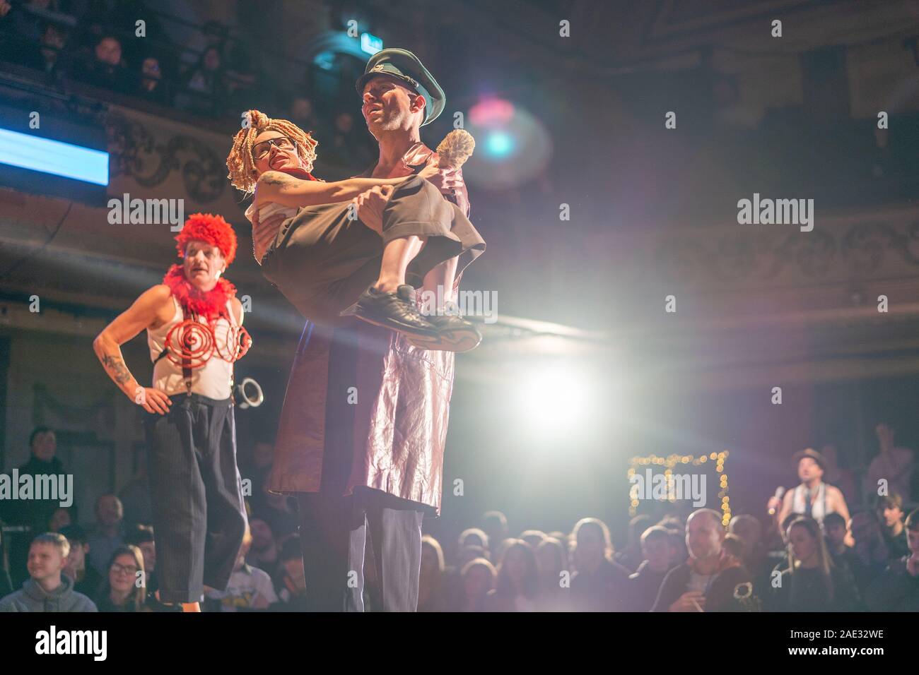 Londra, Regno Unito. Giovedì 5 dicembre, 2019. La Kneehigh Theatre Company Esecuzione UBU! Sul palco a Shoreditch Town Hall. Foto: Roger Garfield/Alamy Live News Foto Stock