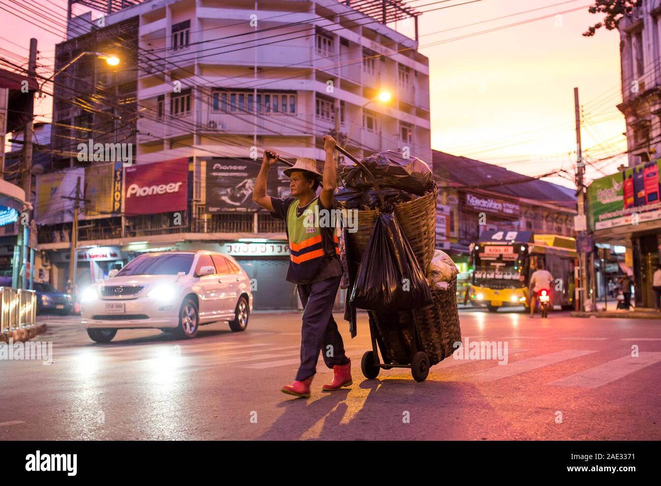 Bangkok, Tailandia - 27 Ottobre 2016: un misterioso uomo al lavoro su lo smaltimento dei rifiuti per le strade di Bangkok, Tailandia. Foto Stock