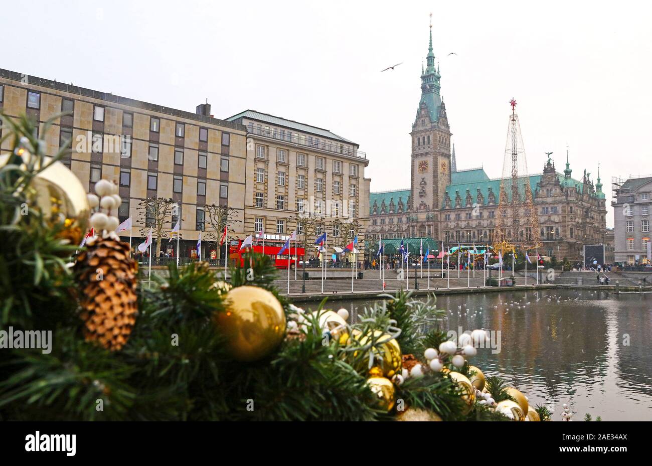 Vista invernale del lago Binnenalster e mercatino di Natale in piazza Municipio vicino dal Municipio di Amburgo (Amburgo Rathaus), Germania. Le decorazioni di Natale sulla Foto Stock