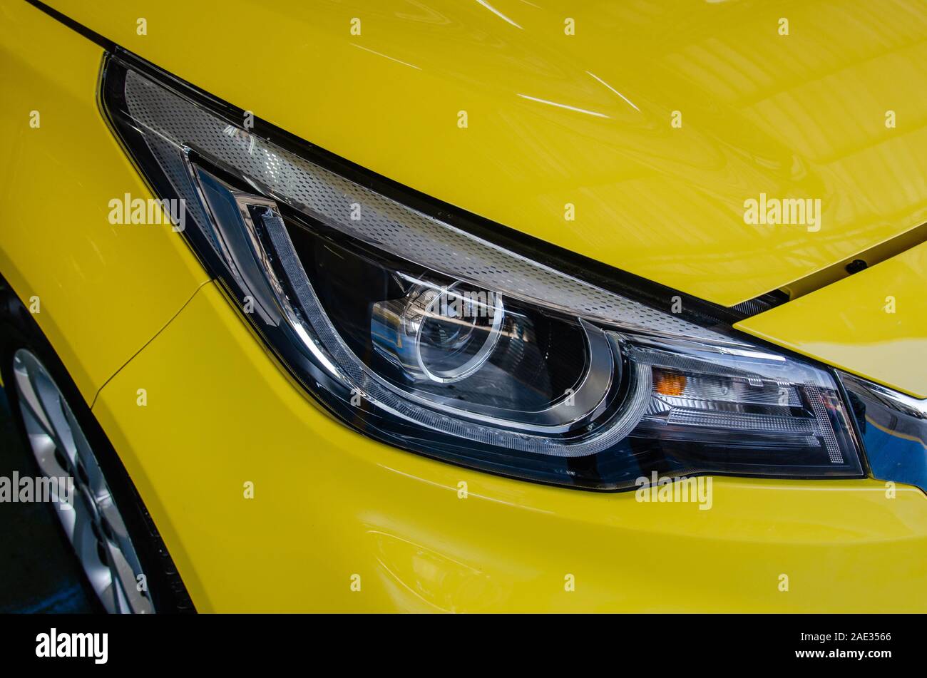 Dettagli moderni auto fari giallo. Foto Stock