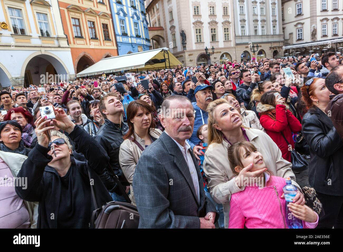 Folle di persone di fronte a Praga Orologio Astronomico Piazza della Città Vecchia Repubblica Ceca Messa Turismo Foto Stock
