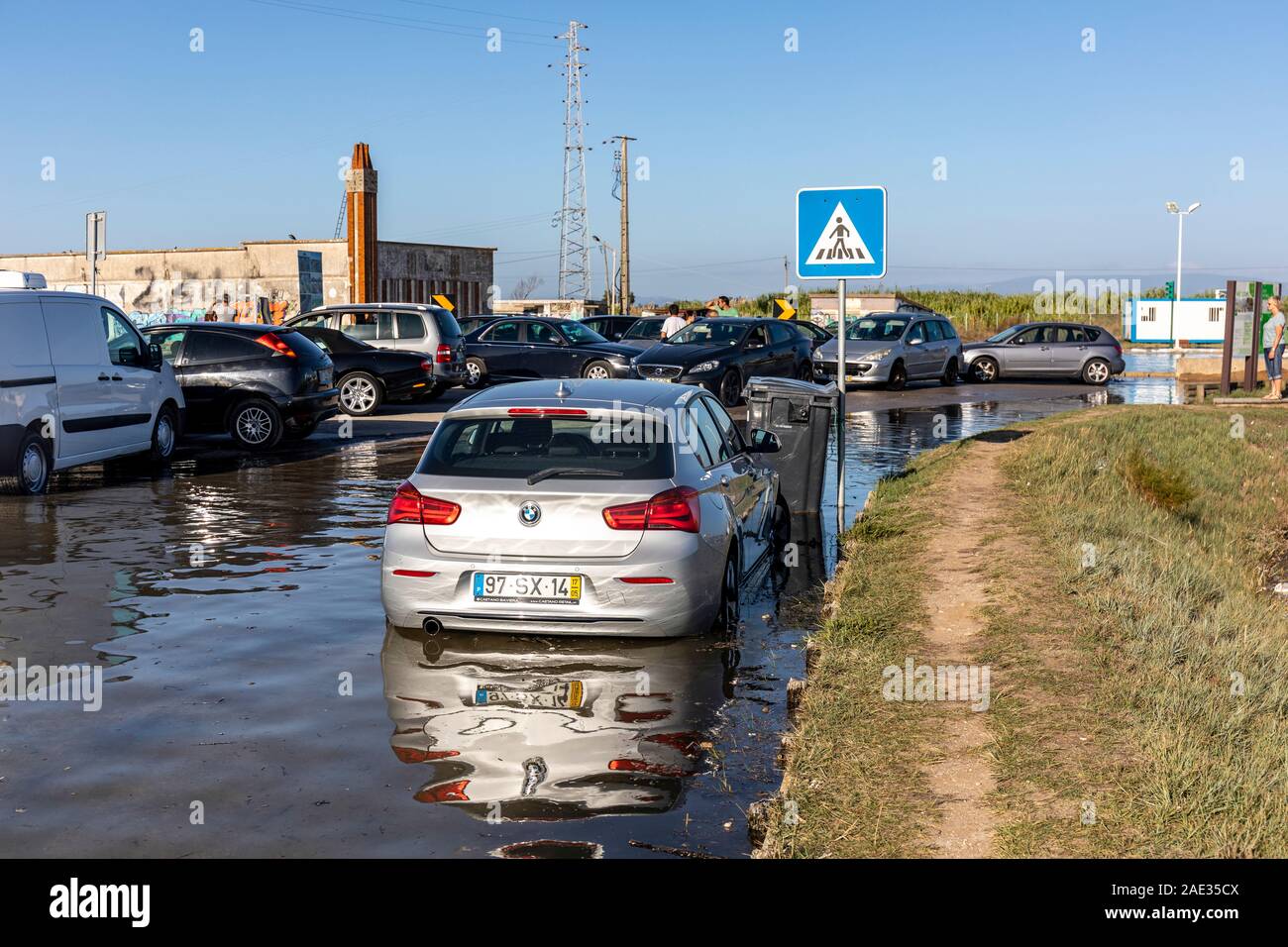 Aveiro, Portogallo. Alta Marea inondazioni poche auto! Innalzamento del livello dei mari minacciano la città Foto Stock