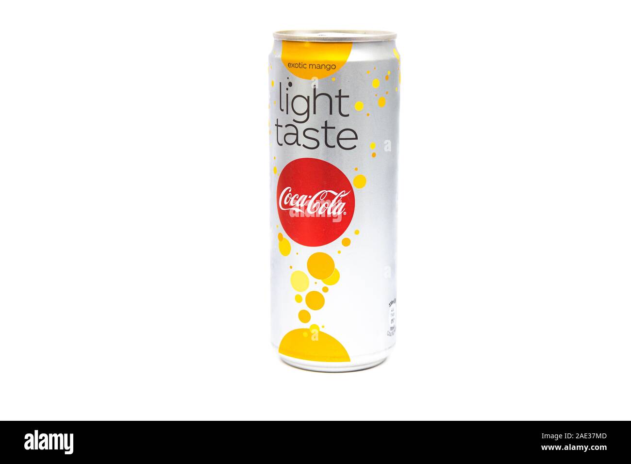 HAMM, Germania, 11.2019: Coca Cola in alluminio può con la condensa isolata su sfondo bianco. Gocce di condensa di scorrere verso il basso la Coca Cola. Foto Stock