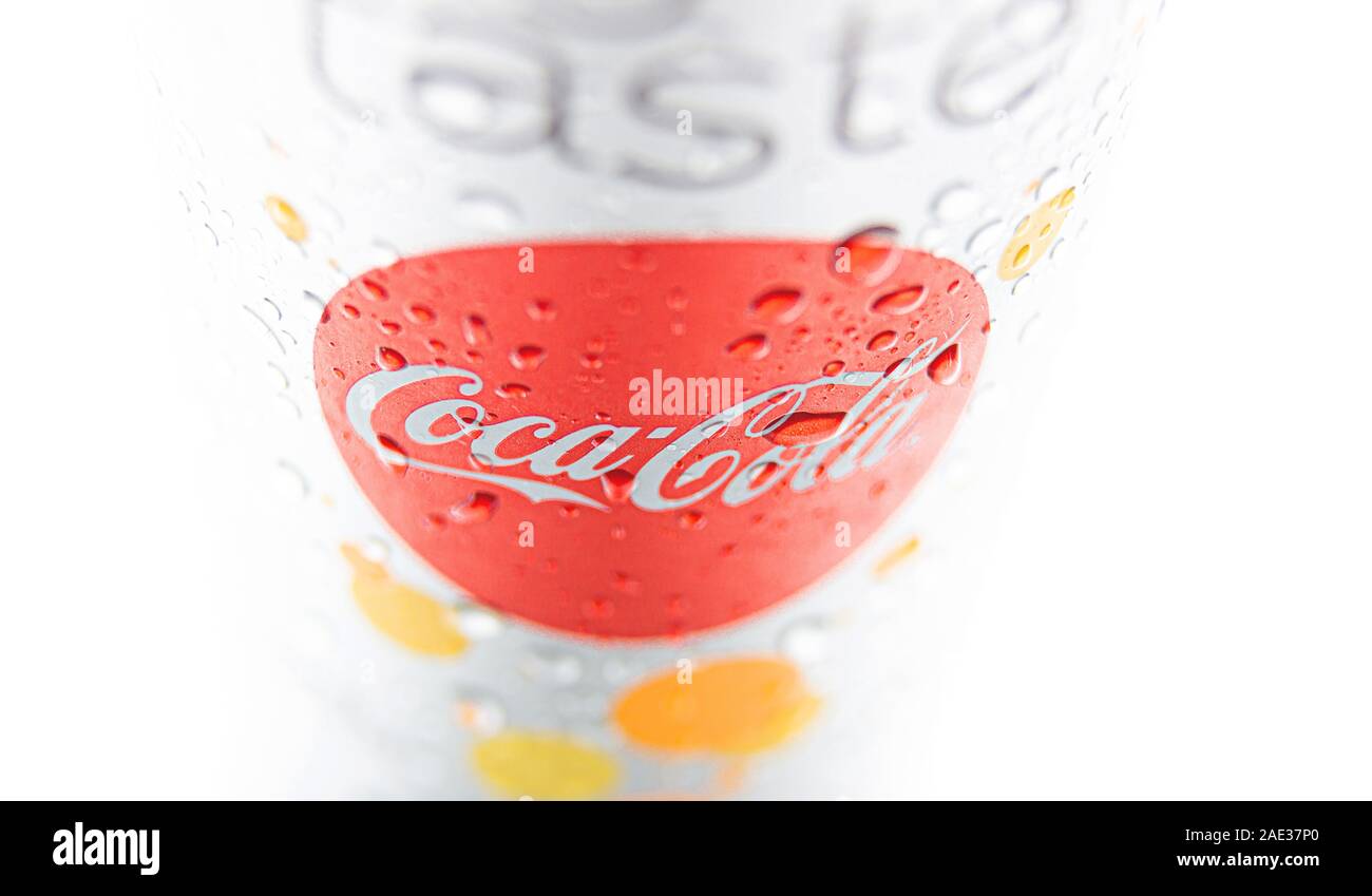 HAMM, Germania, 11.2019: Coca Cola in alluminio può con la condensa isolata su sfondo bianco. Gocce di condensa di scorrere verso il basso la Coca Cola. Foto Stock