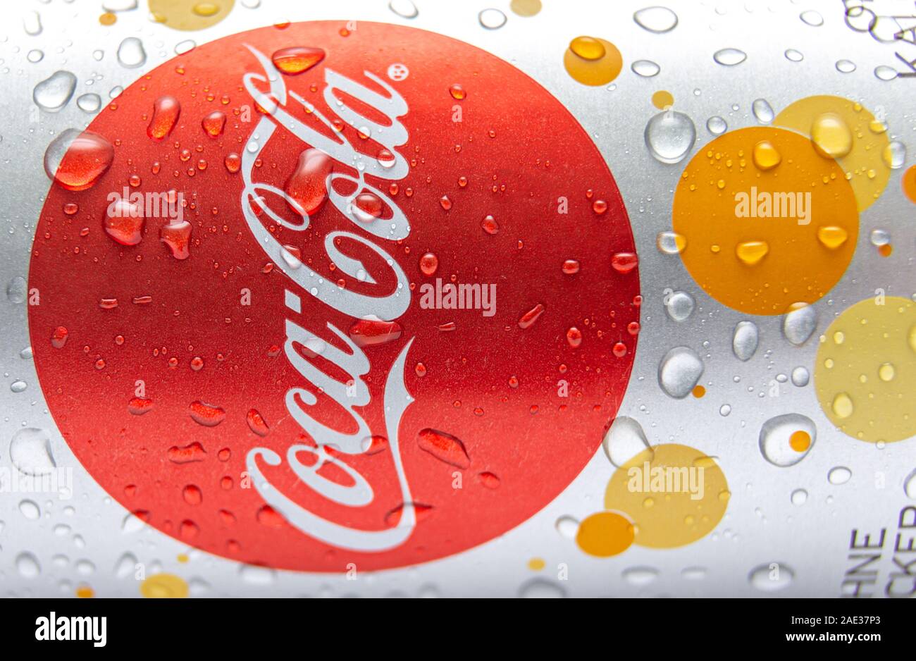 HAMM, Germania, 11.2019: Coca Cola in alluminio può con la condensa isolata su sfondo bianco. Gocce di condensa di scorrere verso il basso la Coca Cola. Foto Stock