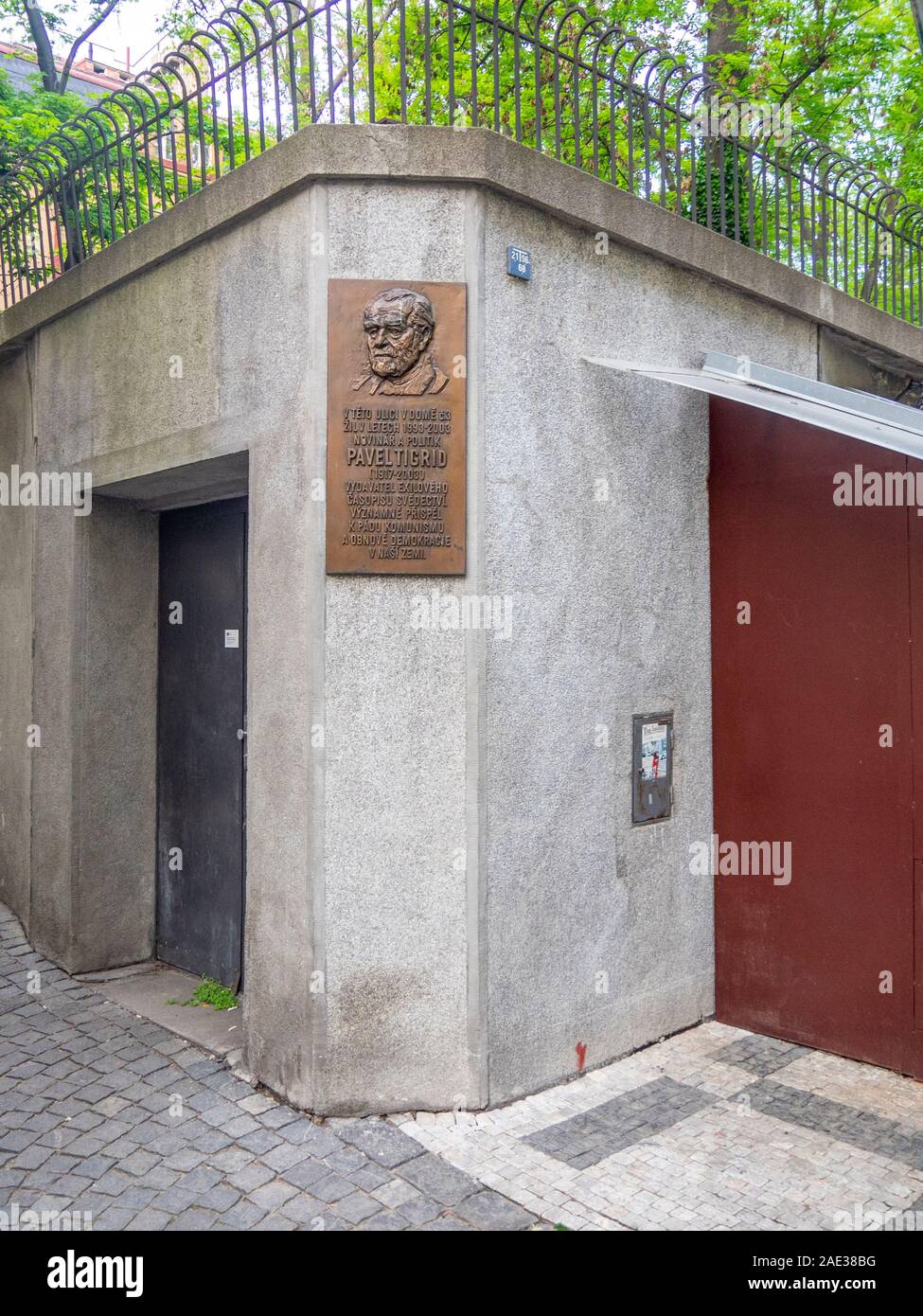 Lapide a Pavel Tigrid sulla parete del vecchio cimitero ebraico Città Vecchia Praga Repubblica Ceca. Foto Stock